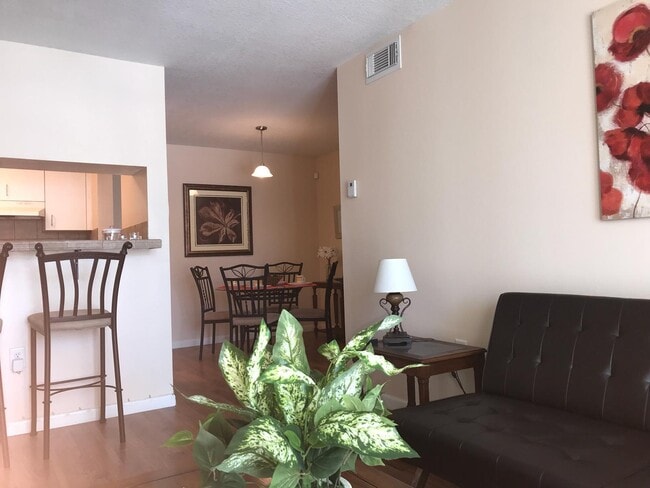 Foto del edificio - 1739 Village Blvd