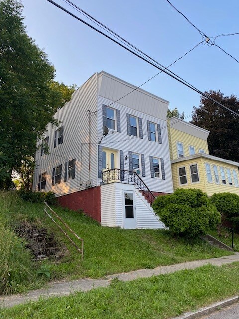 Building Photo - 64 Elm St