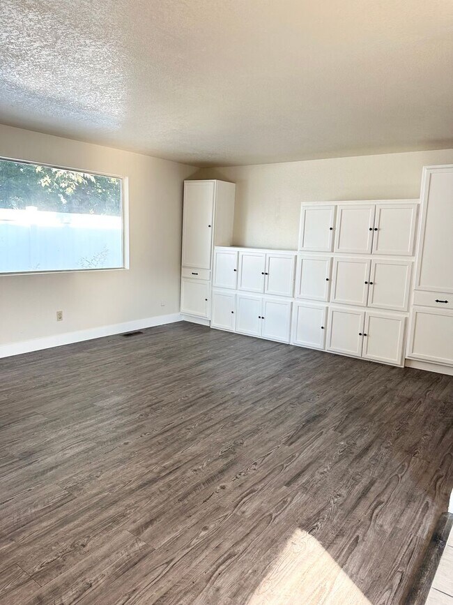 Building Photo - For Rent – 4302 W Kennewick Ave #1