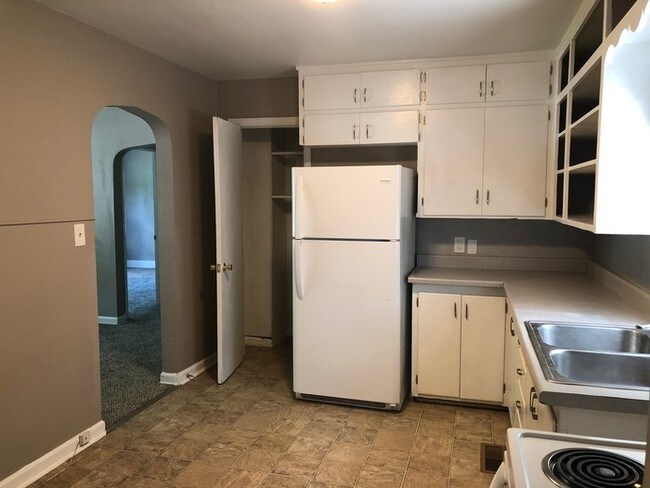 Building Photo - 2 bed 1 bath duplex