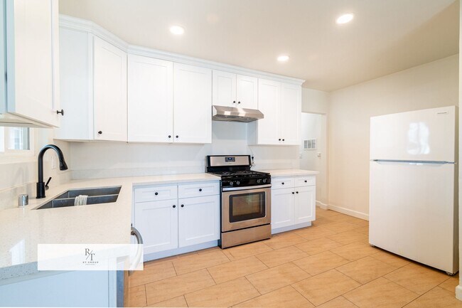 Foto del edificio - Remodeled House with Spacious Flat Lot - L...