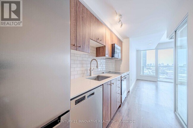 Building Photo - 15 Wellington St S