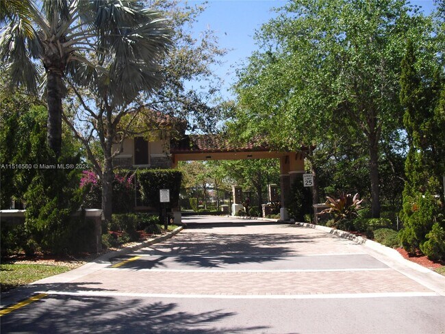 Building Photo - 2750 Jockey Cir