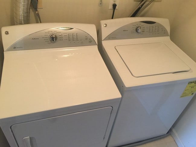 Building Photo - 5640 Wade Ct