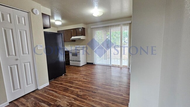 Building Photo - Great Apartment Near Everything!