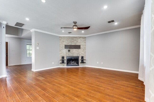 Building Photo - 320 S Mesa Verde Way