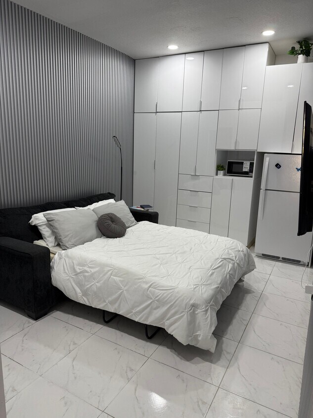 SUITE DE ESTUDIO - 10775 NW 81st Ln