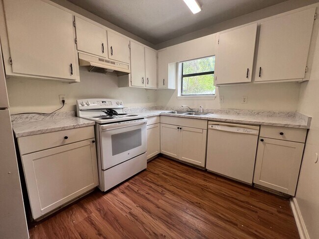 Foto del edificio - Two Bedroom Duplex