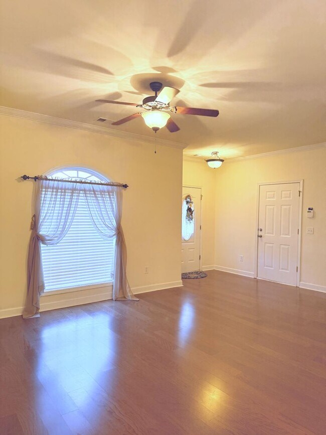 Building Photo - Beautiful Home in Opelika