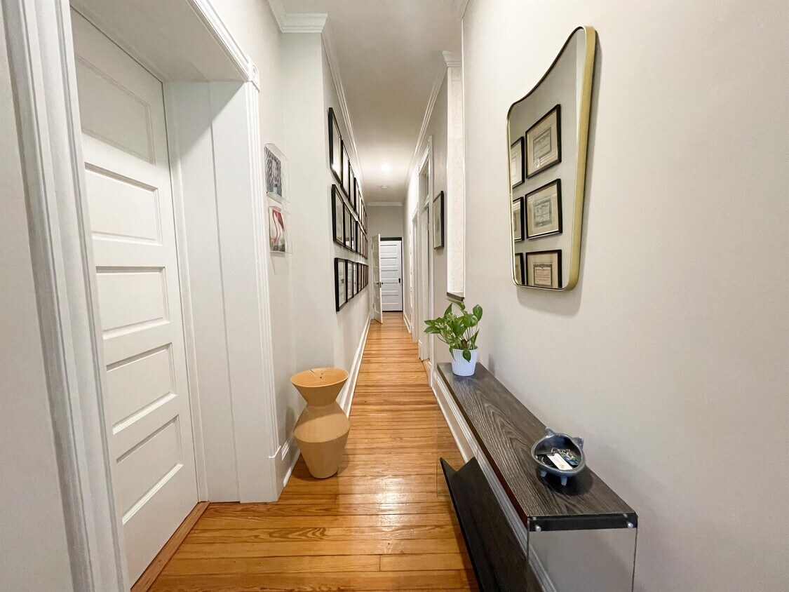Foto principal - 1832 Biltmore St NW