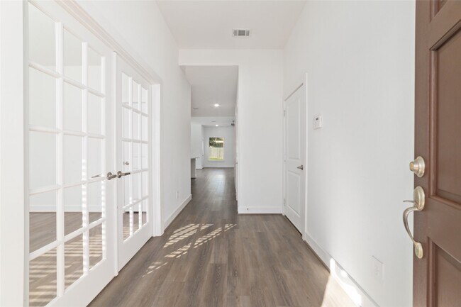 Foto del edificio - 919 Golden Willow Ln