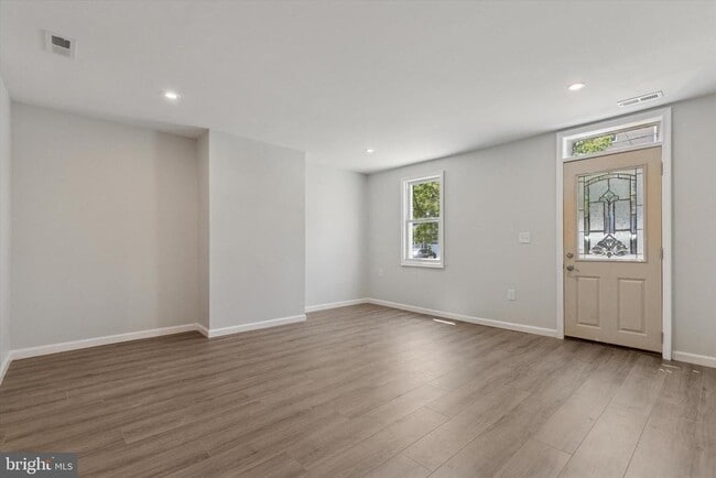 Building Photo - 439 Old Elm St