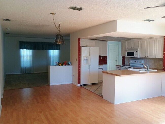 Foto del edificio - 2 bedroom 2 bathroom home with a screened in porch