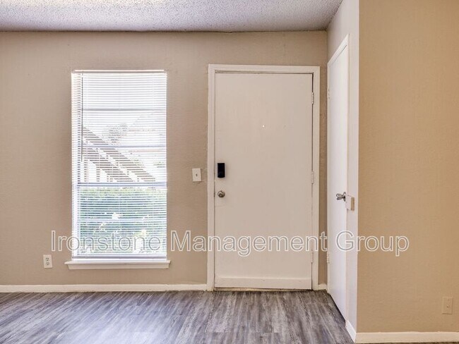 Foto del edificio - 4651 S Darlington Ave