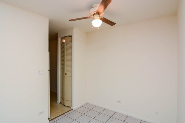 Foto del edificio - 3825 N Pine Grove Ave