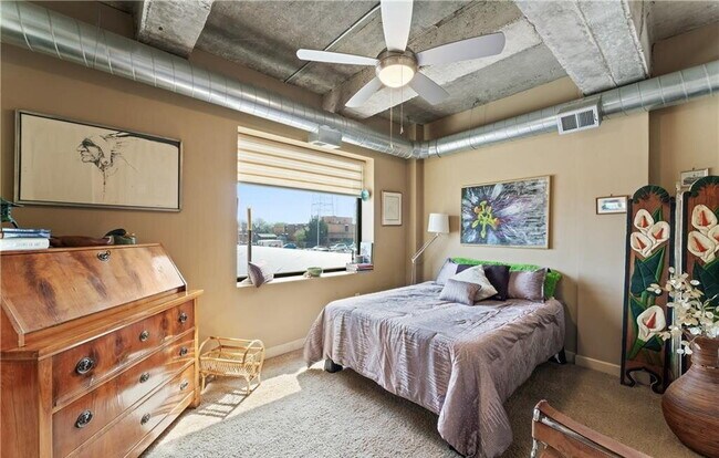 Building Photo - Contemporary Unit with High-End Features