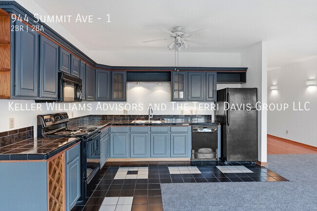 Building Photo - 944 Summit Ave