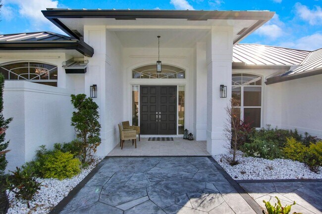 Building Photo - 519 N Cypress Dr