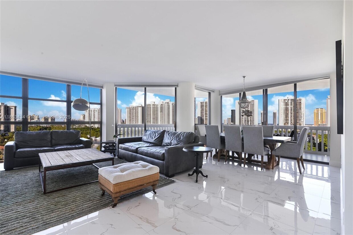 Foto principal - 1000 W Island Blvd