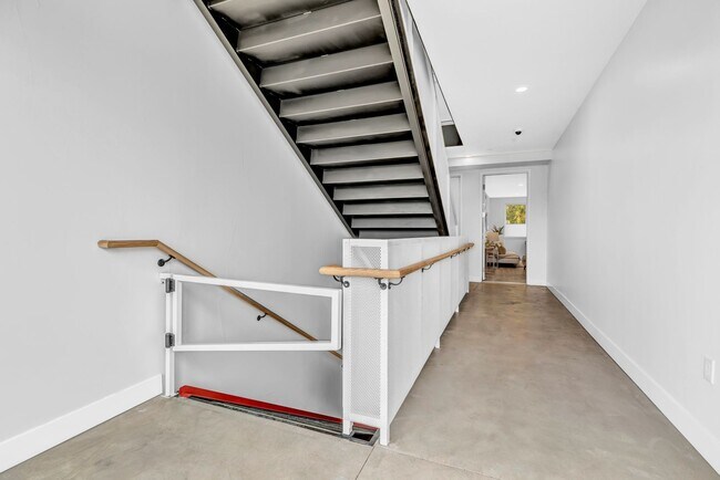 Building Photo - Bright & Modern 1 BED/1 BATH in NoBo!