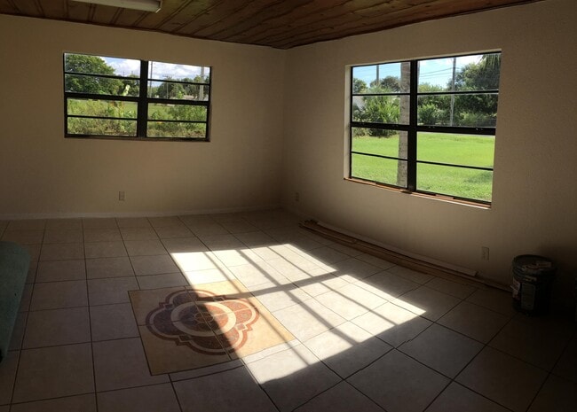 Building Photo - 3302 Meadow Ln