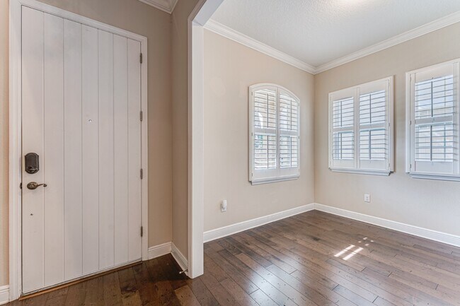 Foto del edificio - Stunning David weekly designed 3 BR+ OFFICE/ 2.5 BA / 2 Car executive townhouse in Hyde Park / So...