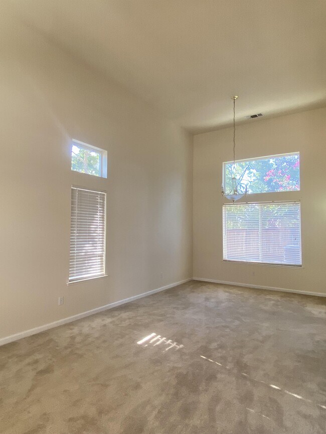 Building Photo - 8434 Kingmont Way