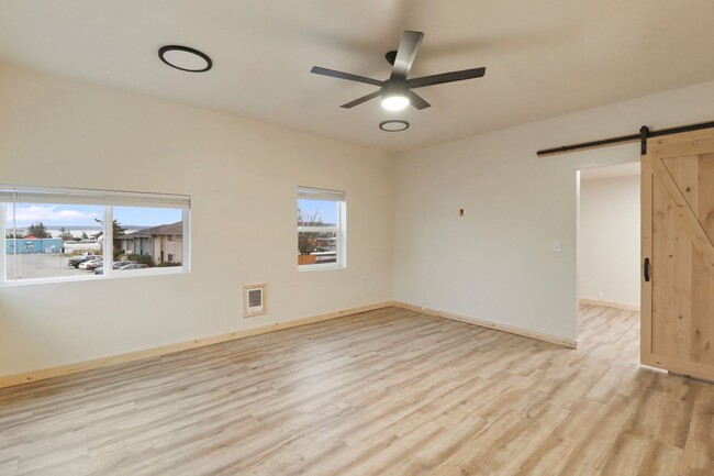 Building Photo - Remodeled - Downtown Location w/View - 1 B...