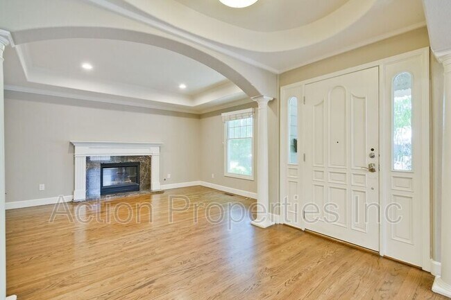 Building Photo - 2302 Santa Ana St