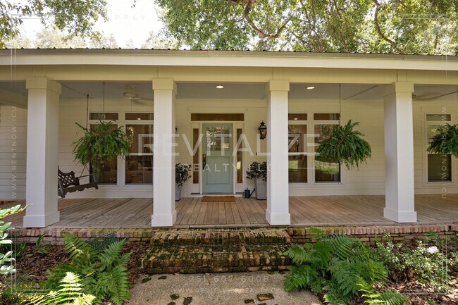 Building Photo - Stunning Furnished Home in Fairhope!