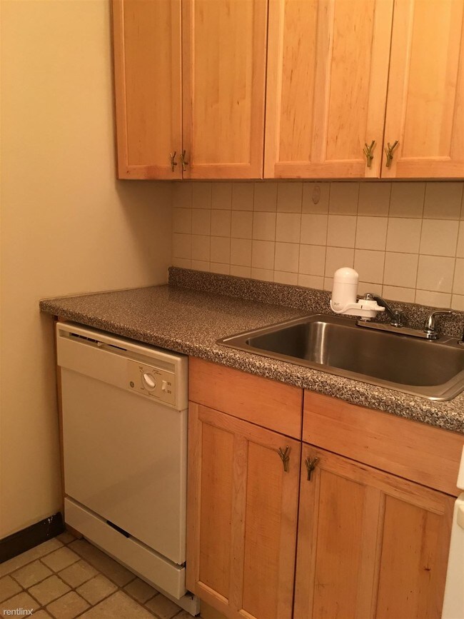 Building Photo - 1 br, 1 bath Apartment - 126 Bainbridge St 4R