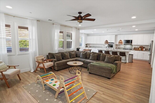 Foto del edificio - For Lease: Stunning Modern Pool Home in th...