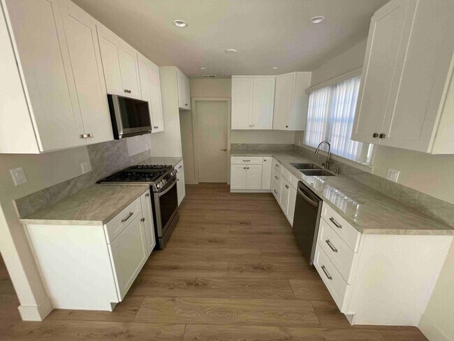 Building Photo - COMPLETELY REMODELED WOODLAND HILLS POOL HOME!