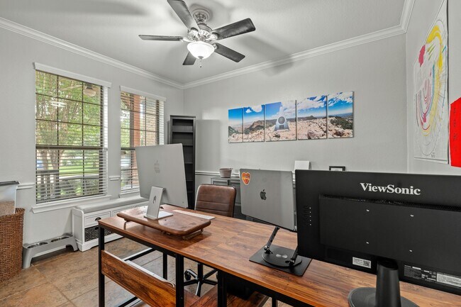 Foto del edificio - 14402 Hazeldale Dr