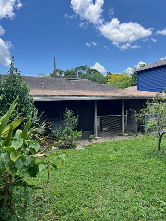 Building Photo - Sodo Duplex with Pool Unit 1