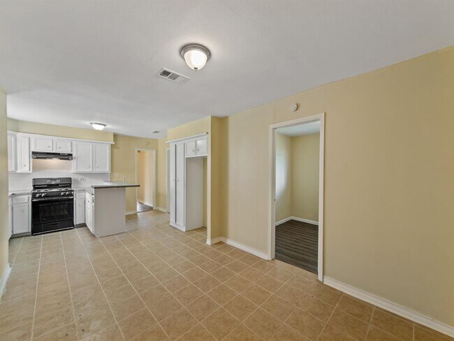 Building Photo - 607 Ahrens St