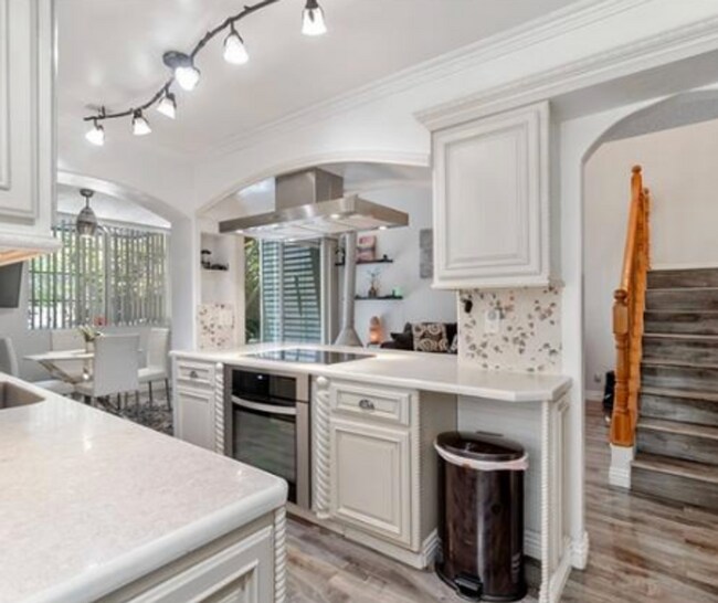 Foto del edificio - GORGEOUS 3 BEDROOM 3 BATH TOWNHOME