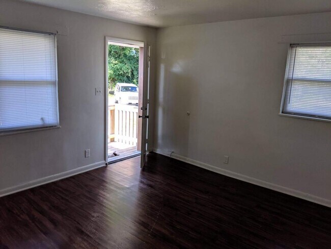 Building Photo - 2137 Myrtle Ave