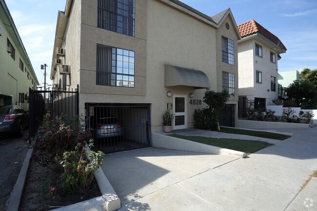 Building Photo - 4826 Rosewood Ave
