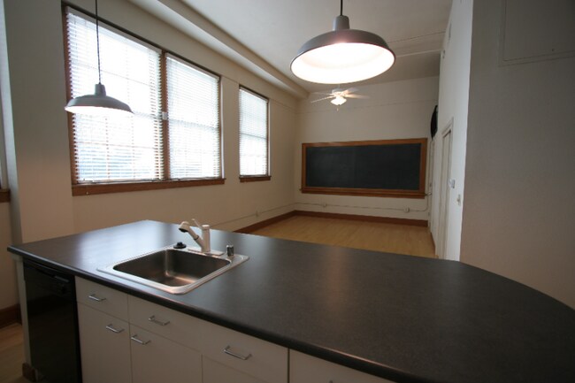 Foto del edificio - 100 Broadway Blvd NE