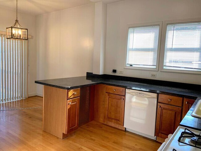 Foto del edificio - 5825 N Rogers Ave