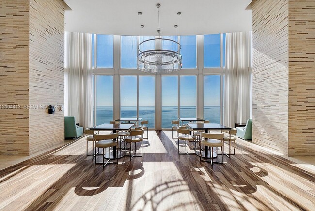 Foto del edificio - 15811 Collins Ave