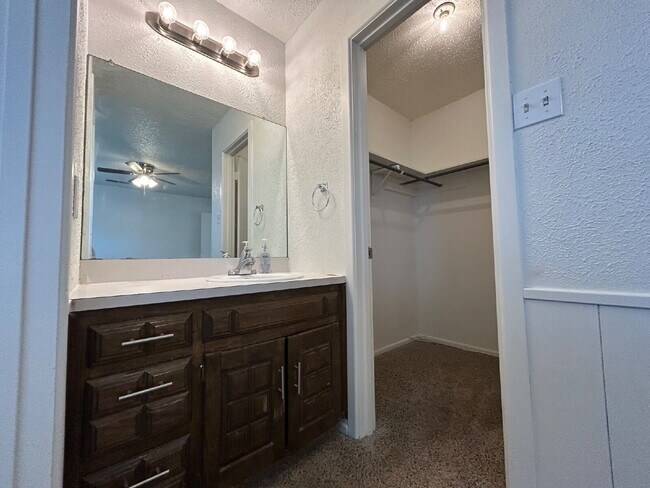 Foto del edificio - Charming 3-Bedroom Lubbock Home with Cozy ...