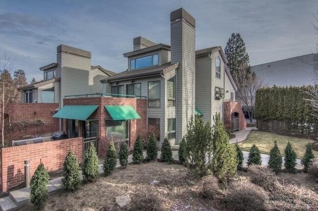 Building Photo - Beautiful Riverfront Condo in NW Bend!
