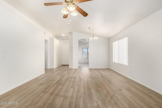 Foto del edificio - 455 N Williams St