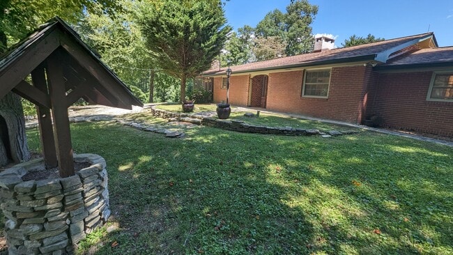 Foto del edificio - 2/2 Mtn Top Getaway - Huge Screened Porch w/ Stone Fireplace