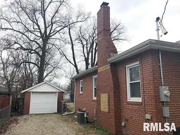Driveway/Garage - 123 Stahl Ave