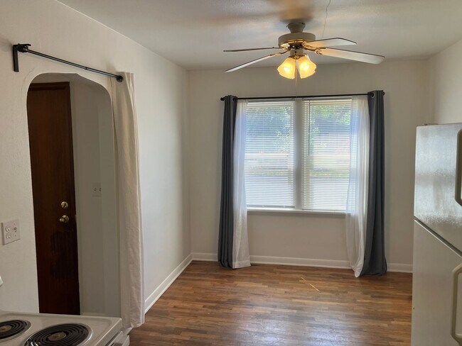 Building Photo - Cozy Two Bedroom Home in West Salem