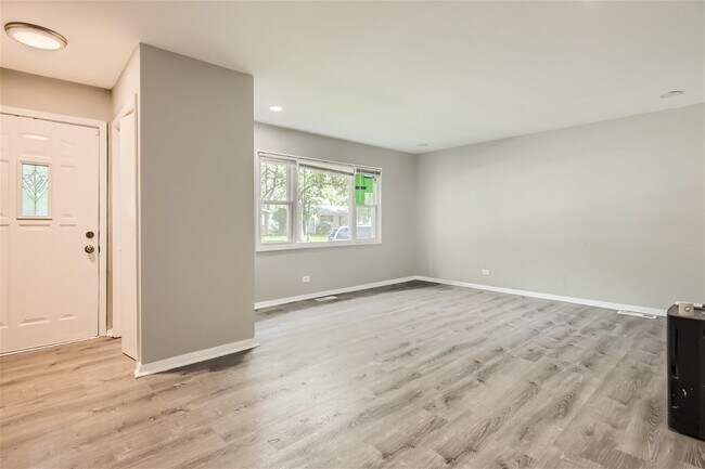 Building Photo - 15418 Dorchester Ave