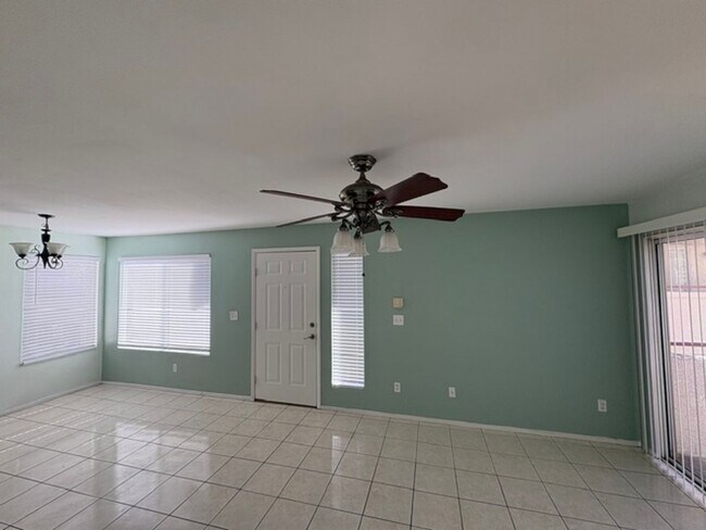 Foto del edificio - 4955 S Lindell Rd
